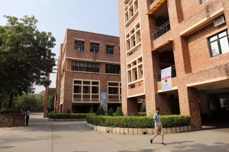 可以 说在印度,只要有知识,有身份,有地位的人面前提起尼赫鲁大学几乎